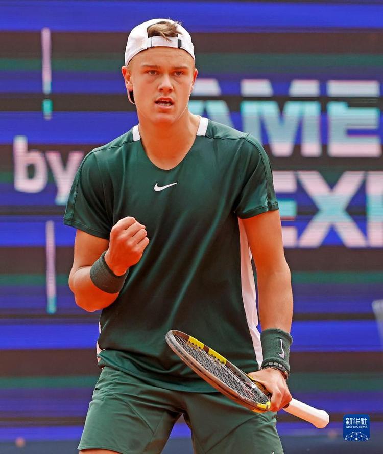 论员为之惊 论员为之惊