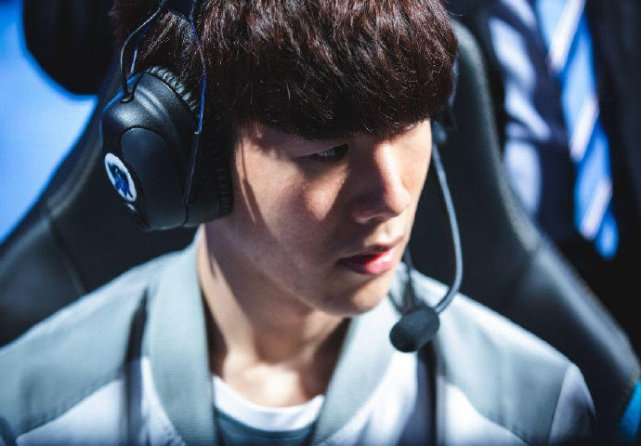 继续踢中锋 继续踢中锋